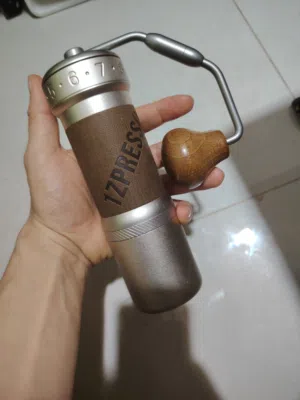 مطحنة قهوة اصلية مع اغراضها