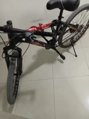 سيكل ممتاز سيكل ممتاز وجيد وخفيف مع كرسي كبير ولاكن القير يريد تبديل او تصليح وتغير القطعه السوداء ا