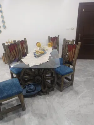 طاولة سفرة للبيع ست كراسي منجدة