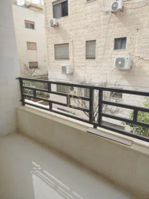 في أرقى مناطق الشميساني وبالقرب من فندق عمان الشام شقة طابق أول 175م بتشطيبات راقية / ref 1112