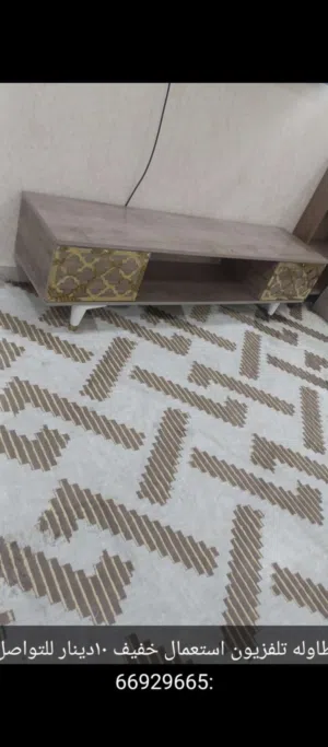 طاوله بحاله ممتاز للتلفزيون والاستقبال