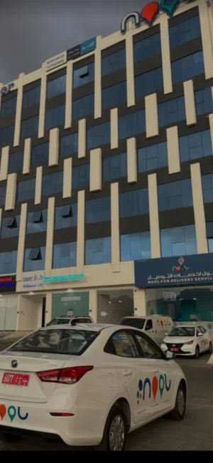 مكتب مفروش بالكامل للايجار في بوشر في مركز أعمال خاص بالمكاتب