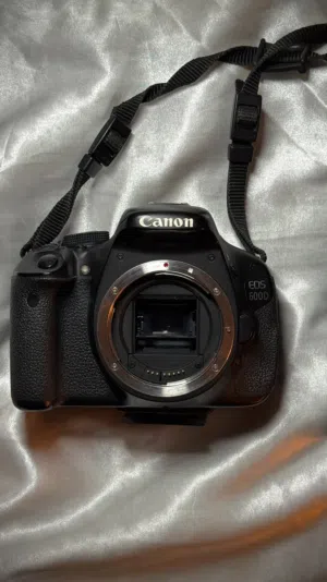للبيع كاميرا Canon 600D DSLR مع كامل الملحقات الجاهزة للتصوير مباشرة.