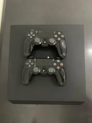 PS4 نضيف مع جميع ملحقاتها اصليه