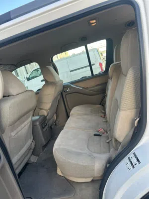 Nissan pathfinder SE 2012