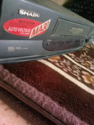 جهاز فيديو شارب أصلي موديل VC-MA30، يدعم تشغيل أشرطة VHS، كهرباء 110-240 فولت، حالة جيدة.
