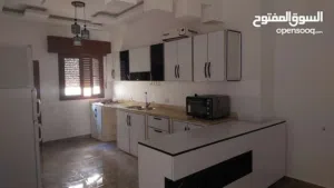 شقة بالطابق الثاني بعد الأرضي قرب مسجد الحكمة السدرة