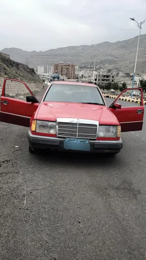 سيارة مرسيدس بنز أرنب وعشاق المرسيدس يتواصلوا معنا ومالهم الا أفضل سعر نوعها 230 E فئة w124 موديل 92