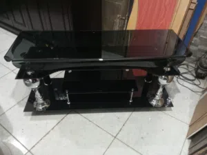 طاولة شاشة قزاز سكريت اكبر حجم إستعمال بسيط جدا بحال الوكالة موجودة في الزرقاء الجديدة للبيع