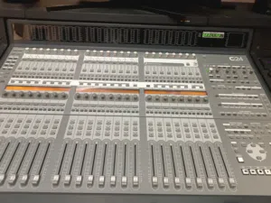 للبيع: ميكسر Avid C24 احترافي مع نظام Pro Tools HD كامل وطاولة مخصصة