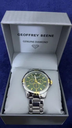 ساعة رجاليه فخمه من Geoffrey beene مينى الاخضر ..مع فص الماس حقيقي عند الرقم 12