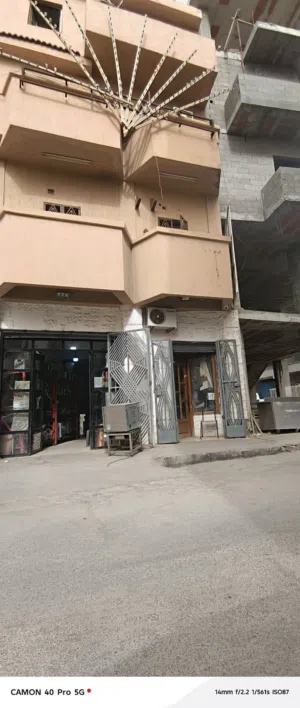 اقرب  عندك فلوس وتبي مكان سنتر ورائيسي استتماري وسط البلاد وفي منطقة حيواية طابق مكون من 3دوار