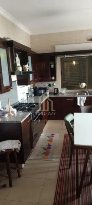شقة مميزة للبيع أخير مع روف 380م في أجمل وأرقى مناطق قرية النخيل بمواصفات مميزة/ ref 6018