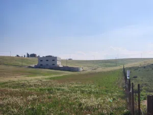 قطعة أرض مطلة للبيع