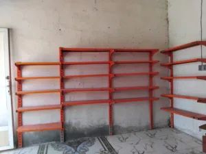 رفوف محل تسوق
