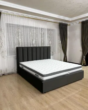 سرير كبير بتنجيد أسود كامل — تصميم أنيق وحالة ممتازة