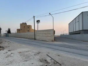 مستودعات أرضية للإيجار من 500 و لغاية 1000 متر في منطقة القسطل شارع الشحن الجوي مقابل أدوية الحكمة.
