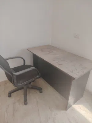 طاوله مع كرسي