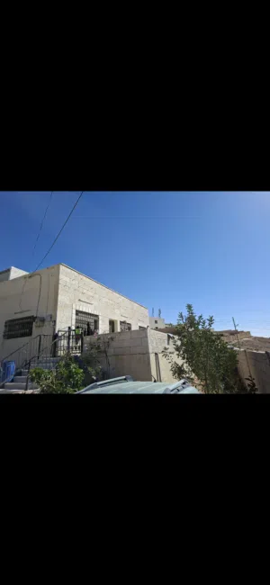 بيت للبيع على اطلالة خرافية بسعر مغري ، في الحي الجنوبي .