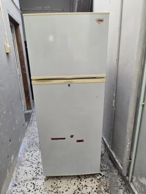 ثلاجه شركة waw نظيفه شبه جديد وبارده ثلج