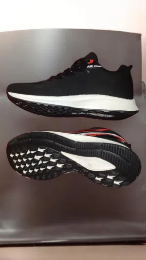أحذيه رياضيه (sneakers)اشكال مختلفه بي مقاسات مختلفه ، تقفيل حقن ، خامه (imported) ، وتقفيل مصري حقن