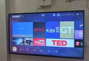 شاشة ماجيك حجم 55 انش فل سمارت بحال الجديد تدعم خاصية 4k مع الريموت الاصلي والقاعدة بسعر 155د موجودة