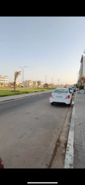 بيت في القبلة موقع تجاري على الشارع العام مقابل حديقة مساحة 300متر طابقين