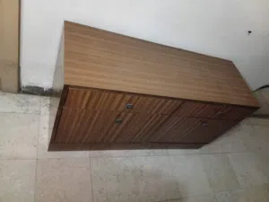 طاولة تلفزيون تحتوي على 4ادرج