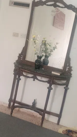 طاولة سفره للبيع 6 كراسي نظيفه مع مدخل مرايه ولاخدش