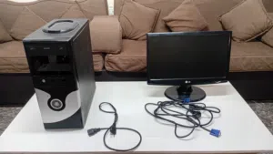 كمبيوتر كامل للبيع شاشة LG + كيس + جميع الأسلاك كل شي شغال ممتاز الكيس فيه مروحة