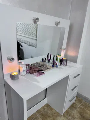 تسريحة عملية حجمها مناسب  ارتفاع بدون مراي 90*عرض 120*عمق 40 مراي ارتفاع 80 للبيع