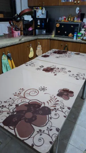 طاولة سفرة تركية للبيع بسعر رخيص بدون كراسي. حالتها جيدة ونظيفة