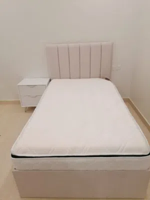 عرض السرير شخص مع دوشك