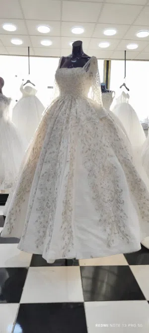 بدلة بيضاء للبيع بسعر مغري