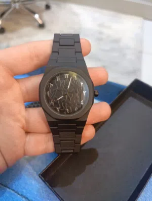 ساعة بنقوش عربية