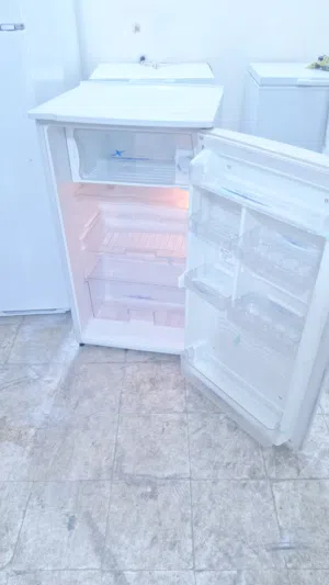 بيع ثلاجه شارب 8 قدم مكتب بحاله ممتازه جدا مع التوصيل والكفاله