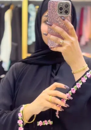 عبايه الورد عبايه باله كويتي درجه اولى نضيفه100/100وشرط تشوفوهه كدامكم