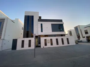فيلا للبيع منطقه الحليو مساحه ممتازه موقع مميز قريب جميع خدمات سهوله وصول لمخرج دبي والشارقه