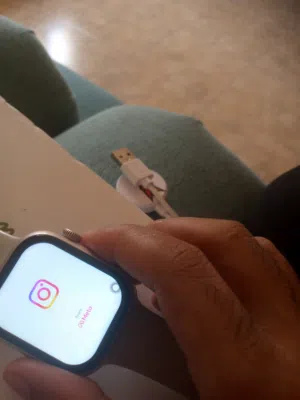 الساعه لديها ذكاء اصطناعي شجبتي وتعمل نفس التلفون بالضبط فيها كل شيء نفس التلفون هي اصلا تلفون مصغر