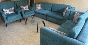 ""للبيع طقم انتريه وترابيزه صغيره ""