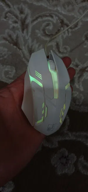 هذا ماوس ألعاب طراز Limeide S1، ويتميز بتصميم مريح لليد.الماوس مزود بإضاءة LED خلفية، ويعمل عن طريق