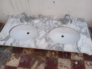حوض  وجه زوجي برخامة  للبيع العدد اثنين  احواض واثنين خلاطات  الصنع اسبانية