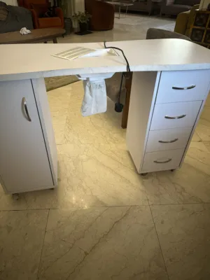 طاولة مانيكير مع فتحة مجفف