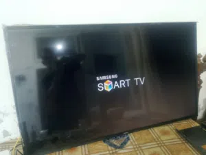 اربد  شاشه نوع سامسونج 55بوصه فل سمارت احدث اصدار رسيفر داخلي ناطق صوتي استخدام خفيف فقط 4K مع ريموت