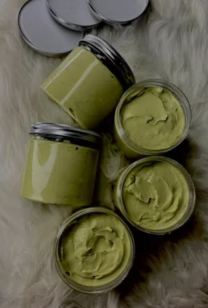 ماسك طيني يحتوي على طين الابيض الطبيعي التي تزيل الاوساخ و الشوائب من البشرة