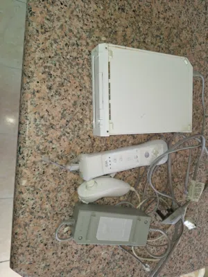 جهاز نينتندو وي (Nintendo Wii) الأصلي مع كامل ملحقاته - شغال وبحالة جيدة