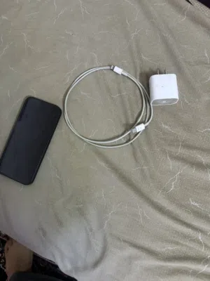 للبيع ايفون 13العادي 128GB نسبه البطاريه 96 ممتازه كلشي شغال بدون مشاكل ملاحظه بي شخوط خفيفه  متأثر