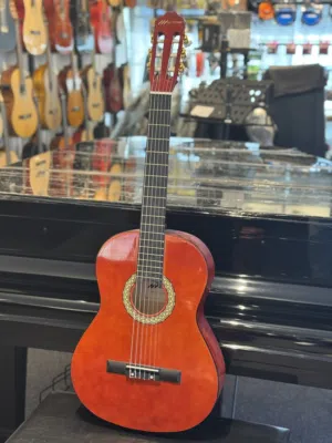 جيتار مورينو كلاسيك مع شنطة، علاقة جيتار، طقم اوتار اضافي وريشة Moreno MCG20/25