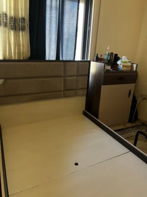 تخت بحاله ممتازه استعمال خفيف بطول 200cm و عرض 130