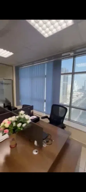 خزائن مكتب للبيع عدد سبعة ستائر سيدار قياس 180*220 عدد خمسة كرسي مكتب عدد 13